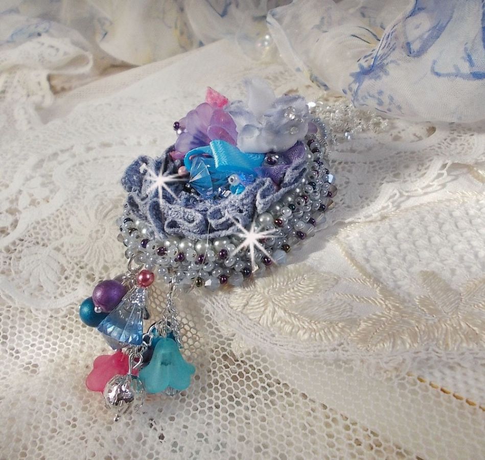 Pendentif Mademoiselle Bluse Haute Couture brod&eacute; avec dentelle Gris perl&eacute;, rubans : satin et organza, fleurs  en tissu &agrave; laquelle s&rsquo;ajoute des cristaux : perles nacr&eacute;es, navette et toupies