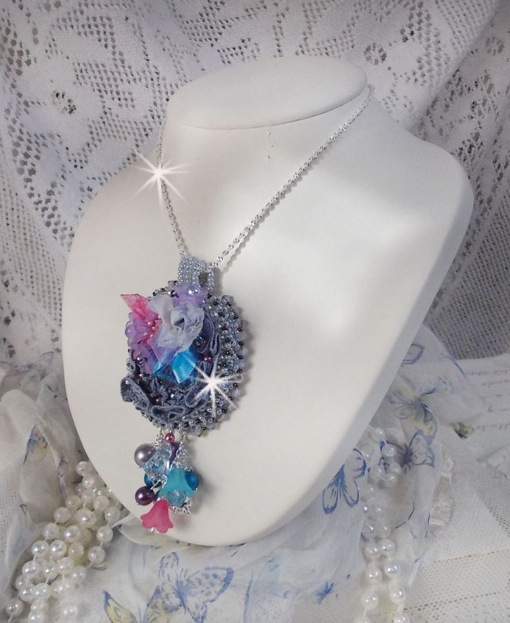 Pendentif Mademoiselle Bluse Haute Couture brod&eacute; avec dentelle Gris perl&eacute;, rubans : satin et organza, fleurs  en tissu &agrave; laquelle s&rsquo;ajoute des cristaux : perles nacr&eacute;es, navette et toupies