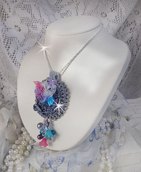 Pendentif Mademoiselle Bluse Haute Couture brod&eacute; avec dentelle Gris perl&eacute;, rubans : satin et organza, fleurs  en tissu &agrave; laquelle s&rsquo;ajoute des cristaux : perles nacr&eacute;es, navette et toupies