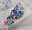 Pendentif Mademoiselle Bluse Haute Couture brod&eacute; avec dentelle Gris perl&eacute;, rubans : satin et organza, fleurs  en tissu &agrave; laquelle s&rsquo;ajoute des cristaux : perles nacr&eacute;es, navette et toupies