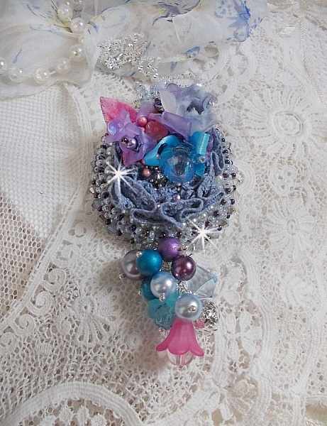 Pendentif Mademoiselle Bluse Haute Couture brod&eacute; avec dentelle Gris perl&eacute;, rubans : satin et organza, fleurs  en tissu &agrave; laquelle s&rsquo;ajoute des cristaux : perles nacr&eacute;es, navette et toupies