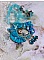 Pendentif Mademoiselle au style r&eacute;tro avec cabochon d&rsquo;une femme souriante, orn&eacute; d&rsquo;un ruban de soie Bleu, cristaux, perles verre : rocailles et roses, coupelles et cha&icirc;ne Argent 925/1000