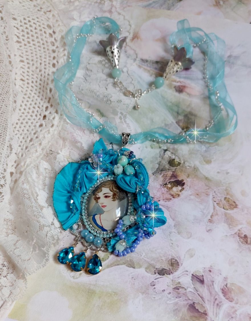 Pendentif Mademoiselle au style r&eacute;tro avec cabochon d&rsquo;une femme souriante, orn&eacute; d&rsquo;un ruban de soie Bleu, cristaux, perles verre : rocailles et roses, coupelles et cha&icirc;ne Argent 925/1000