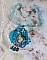 Pendentif Mademoiselle au style r&eacute;tro avec cabochon d&rsquo;une femme souriante, orn&eacute; d&rsquo;un ruban de soie Bleu, cristaux, perles verre : rocailles et roses, coupelles et cha&icirc;ne Argent 925/1000