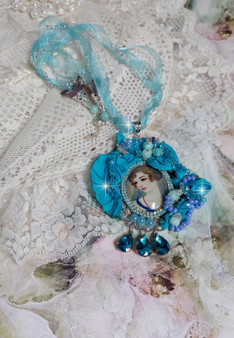 Pendentif Mademoiselle au style r&eacute;tro avec cabochon d&rsquo;une femme souriante, orn&eacute; d&rsquo;un ruban de soie Bleu, cristaux, perles verre : rocailles et roses, coupelles et cha&icirc;ne Argent 925/1000