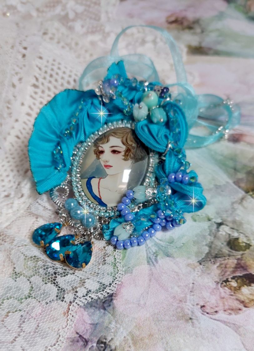 Pendentif Mademoiselle au style r&eacute;tro avec cabochon d&rsquo;une femme souriante, orn&eacute; d&rsquo;un ruban de soie Bleu, cristaux, perles verre : rocailles et roses, coupelles et cha&icirc;ne Argent 925/1000