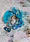 Pendentif Mademoiselle au style r&eacute;tro avec cabochon d&rsquo;une femme souriante, orn&eacute; d&rsquo;un ruban de soie Bleu, cristaux, perles verre : rocailles et roses, coupelles et cha&icirc;ne Argent 925/1000