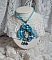 Pendentif Mademoiselle au style r&eacute;tro avec cabochon d&rsquo;une femme souriante, orn&eacute; d&rsquo;un ruban de soie Bleu, cristaux, perles verre : rocailles et roses, coupelles et cha&icirc;ne Argent 925/1000