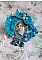 Pendentif Mademoiselle au style r&eacute;tro avec cabochon d&rsquo;une femme souriante, orn&eacute; d&rsquo;un ruban de soie Bleu, cristaux, perles verre : rocailles et roses, coupelles et cha&icirc;ne Argent 925/1000