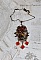 Pendentif M&eacute;lodie avec un cabochon &OElig;il de tigre orn&eacute; de perles en Jade Rouge vein&eacute; de Noir sur fleurs 5 p&eacute;tales et estampes mont&eacute;s sur une cha&icirc;ne bronze. Les pendants sont en r&eacute;sine &eacute;poxy Rouge