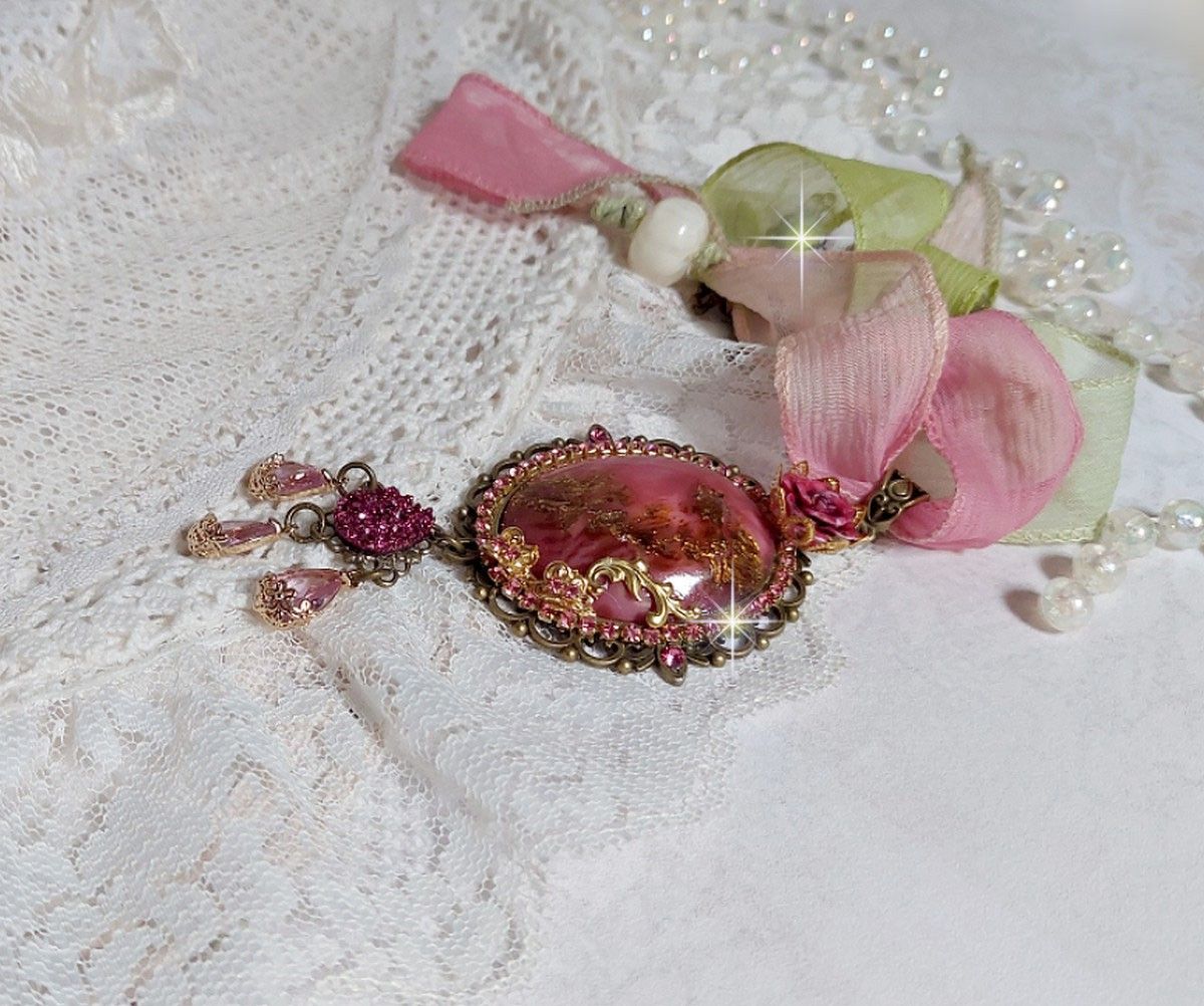 Pendentif Pampelone Fuchsia Haute Couture avec un cabochon artisanal et feuilles d&rsquo;or, orn&eacute; de strass, cristaux Roses, rose en r&eacute;sine, breloques, entretoises dentelles, Murano et ruban de soie