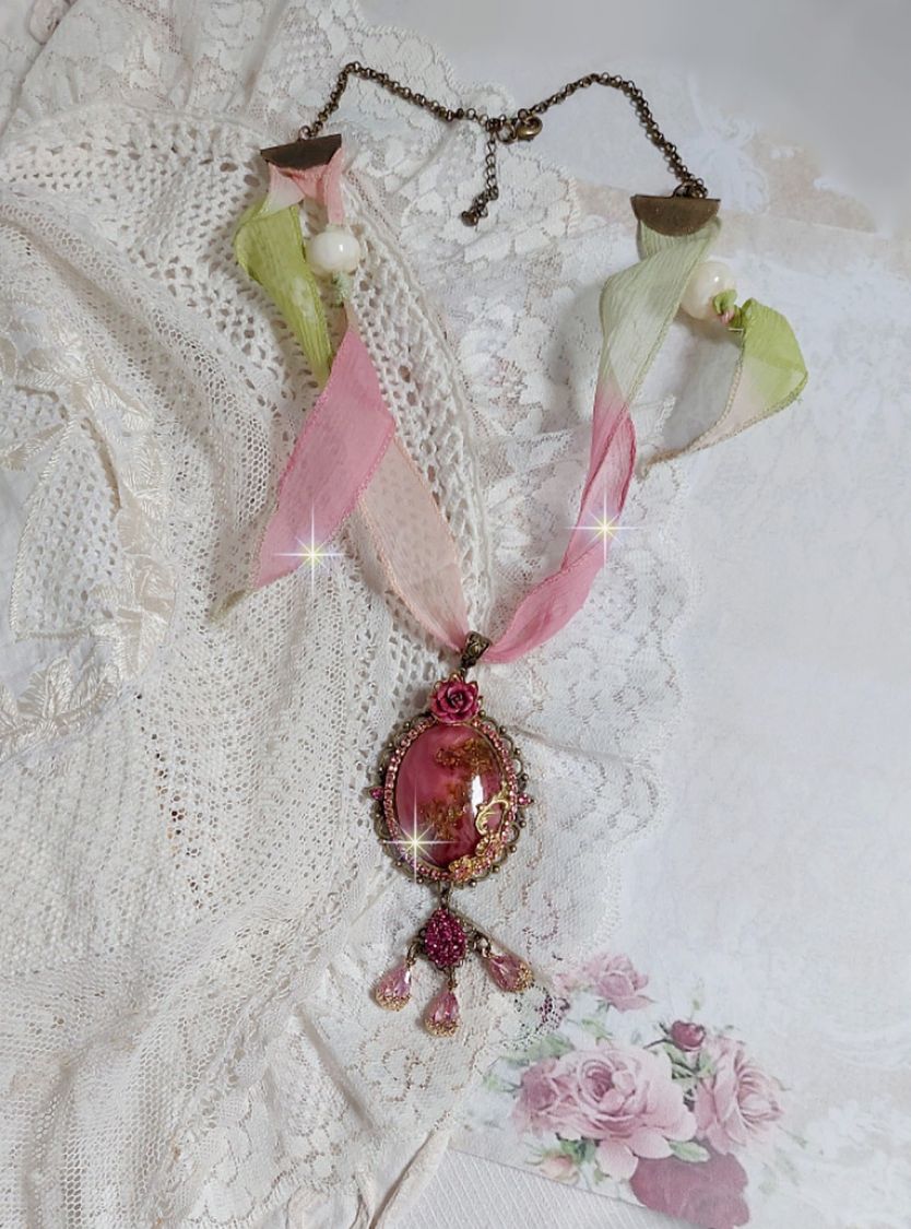 Pendentif Pampelone Fuchsia Haute Couture avec un cabochon artisanal et feuilles d&rsquo;or, orn&eacute; de strass, cristaux Roses, rose en r&eacute;sine, breloques, entretoises dentelles, Murano et ruban de soie
