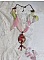 Pendentif Pampelone Fuchsia Haute Couture avec un cabochon artisanal et feuilles d&rsquo;or, orn&eacute; de strass, cristaux Roses, rose en r&eacute;sine, breloques, entretoises dentelles, Murano et ruban de soie