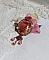Pendentif Pampelone Fuchsia Haute Couture avec un cabochon artisanal et feuilles d&rsquo;or, orn&eacute; de strass, cristaux Roses, rose en r&eacute;sine, breloques, entretoises dentelles, Murano et ruban de soie