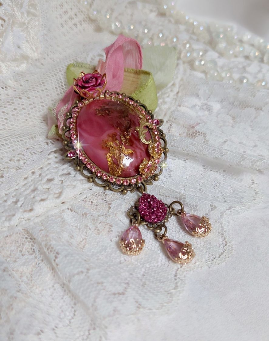 Pendentif Pampelone Fuchsia Haute Couture avec un cabochon artisanal et feuilles d&rsquo;or, orn&eacute; de strass, cristaux Roses, rose en r&eacute;sine, breloques, entretoises dentelles, Murano et ruban de soie