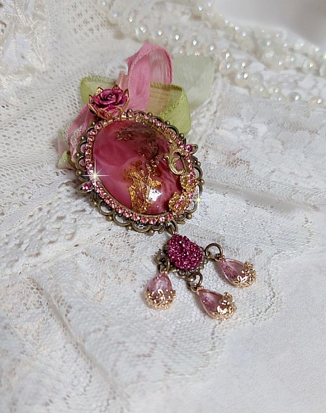 Pendentif Pampelone Fuchsia Haute Couture avec un cabochon artisanal et feuilles d&rsquo;or, orn&eacute; de strass, cristaux Roses, rose en r&eacute;sine, breloques, entretoises dentelles, Murano et ruban de soie