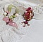 Pendentif Pampelone Fuchsia Haute Couture avec un cabochon artisanal et feuilles d&rsquo;or, orn&eacute; de strass, cristaux Roses, rose en r&eacute;sine, breloques, entretoises dentelles, Murano et ruban de soie