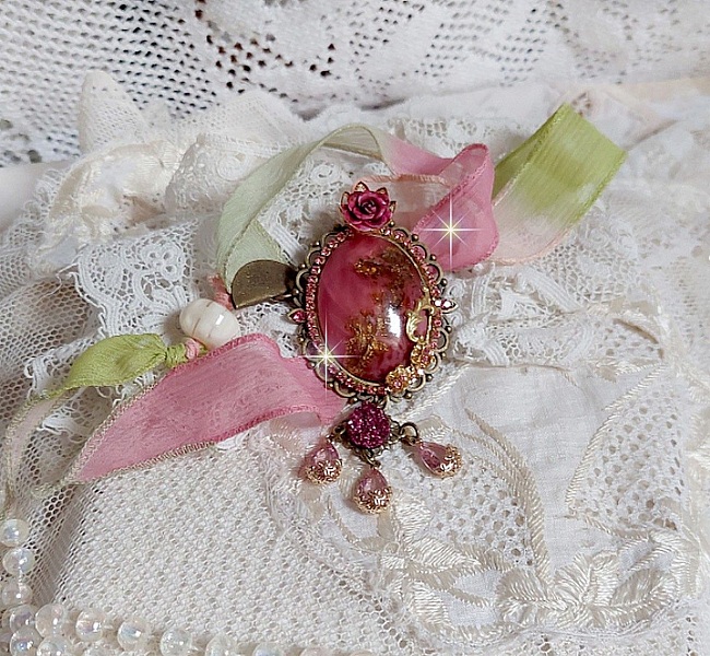 Pendentif Pampelone Fuchsia Haute Couture avec un cabochon artisanal et feuilles d&rsquo;or, orn&eacute; de strass, cristaux Roses, rose en r&eacute;sine, breloques, entretoises dentelles, Murano et ruban de soie