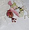 Pendentif Pampelone Fuchsia Haute Couture avec un cabochon artisanal et feuilles d&rsquo;or, orn&eacute; de strass, cristaux Roses, rose en r&eacute;sine, breloques, entretoises dentelles, Murano et ruban de soie