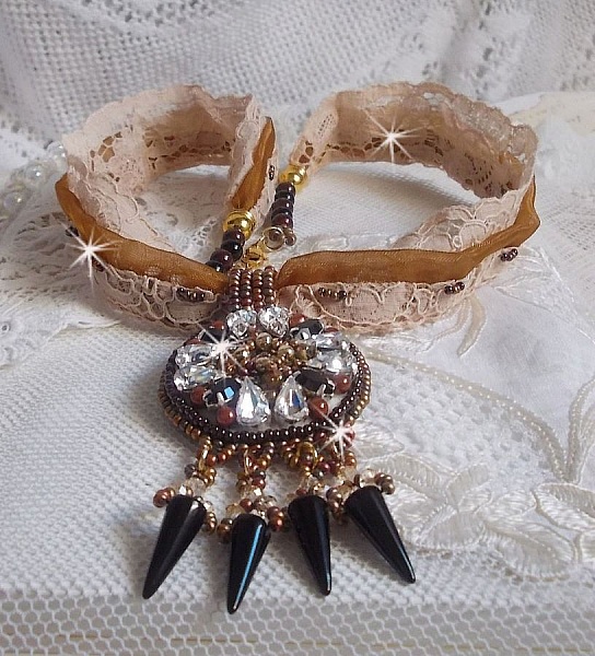 Pendentif Pampilles Amber brod&eacute; avec des Cristaux de Swarovski, des facettes Antique, des spikes noires, une estampe dor&eacute;e filigran&eacute;e, des rocailles et de la dentelle ancienne