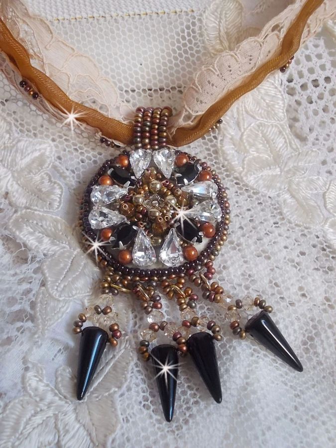 Pendentif Pampilles Amber brod&eacute; avec des Cristaux de Swarovski, des facettes Antique, des spikes noires, une estampe dor&eacute;e filigran&eacute;e, des rocailles et de la dentelle ancienne