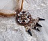 Pendentif Pampilles Amber brod&eacute; avec des Cristaux de Swarovski, des facettes Antique, des spikes noires, une estampe dor&eacute;e filigran&eacute;e, des rocailles et de la dentelle ancienne