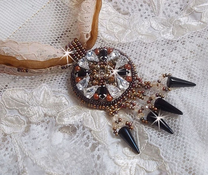 Pendentif Pampilles Amber brod&eacute; avec des Cristaux de Swarovski, des facettes Antique, des spikes noires, une estampe dor&eacute;e filigran&eacute;e, des rocailles et de la dentelle ancienne