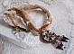 Pendentif Pampilles Amber brod&eacute; avec des Cristaux de Swarovski, des facettes Antique, des spikes noires, une estampe dor&eacute;e filigran&eacute;e, des rocailles et de la dentelle ancienne