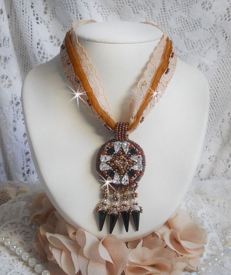 Pendentif Pampilles Amber brod&eacute; avec des Cristaux de Swarovski, des facettes Antique, des spikes noires, une estampe dor&eacute;e filigran&eacute;e, des rocailles et de la dentelle ancienne