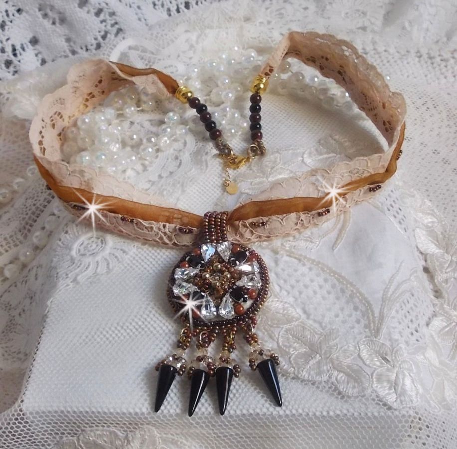 Pendentif Pampilles Amber brod&eacute; avec des Cristaux de Swarovski, des facettes Antique, des spikes noires, une estampe dor&eacute;e filigran&eacute;e, des rocailles et de la dentelle ancienne