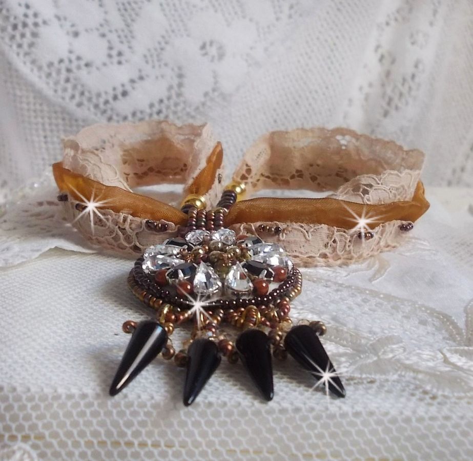Pendentif Pampilles Amber brod&eacute; avec des Cristaux de Swarovski, des facettes Antique, des spikes noires, une estampe dor&eacute;e filigran&eacute;e, des rocailles et de la dentelle ancienne