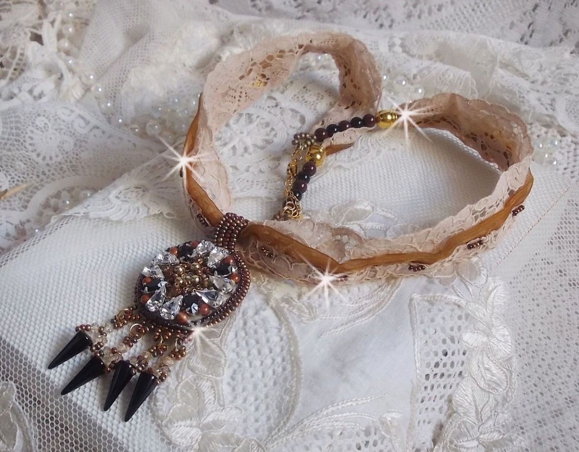 Pendentif Pampilles Amber brod&eacute; avec des Cristaux de Swarovski, des facettes Antique, des spikes noires, une estampe dor&eacute;e filigran&eacute;e, des rocailles et de la dentelle ancienne