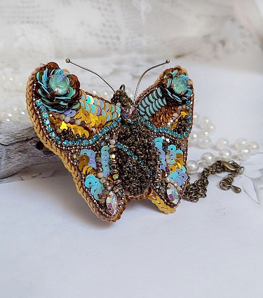 Pendentif papillon brodé de sequins, strass et perles Swarovski.