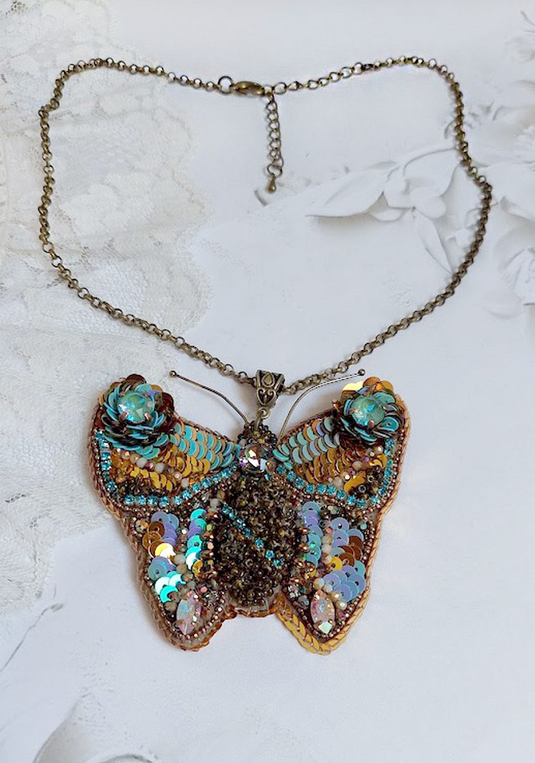 Pendentif papillon brodé de sequins, perles et cristaux Swarovski.