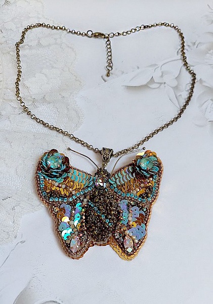 Pendentif papillon brodé de sequins, perles et cristaux Swarovski.