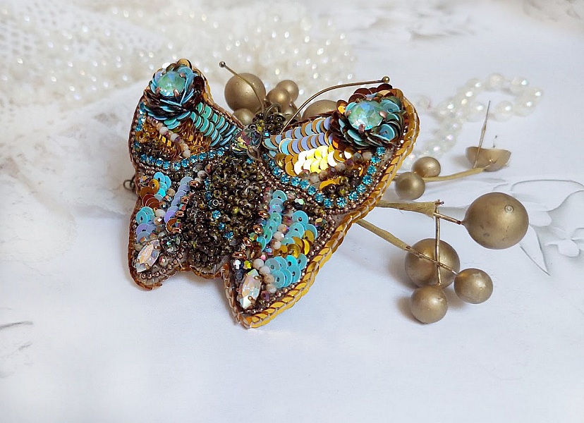 Pendentif papillon brodé en sequins, rocailles et cristaux Swarovski.