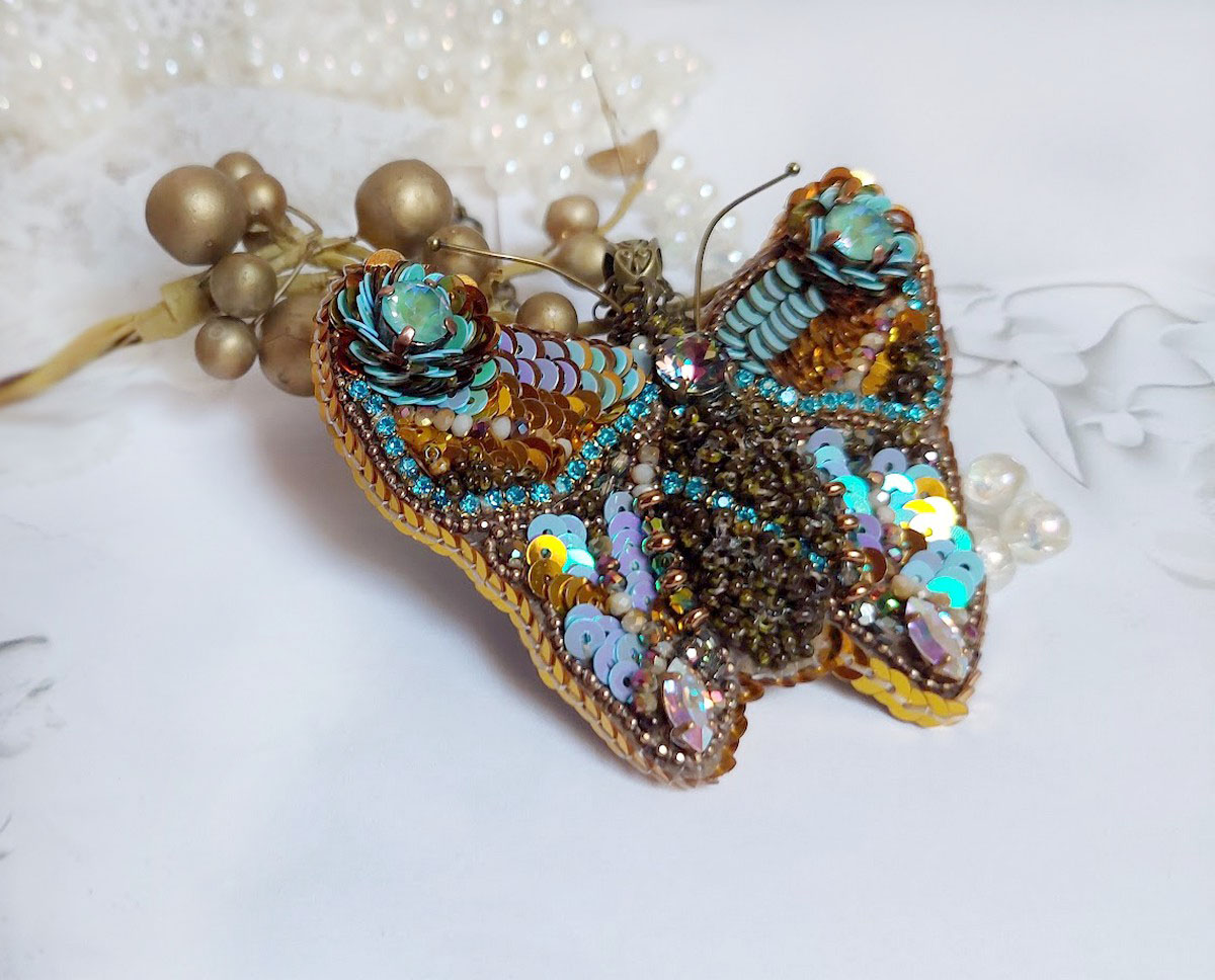Pendentif papillon brodé de sequins, strass et perles Swarovski.