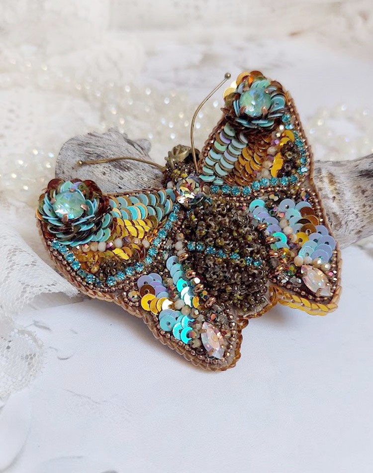 Pendentif papillon brodé de sequins, strass et perles Swarovski.