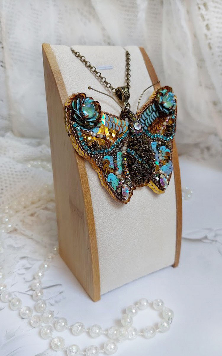 Pendentif papillon brodé de perles, sequins et cristaux Swarovski.