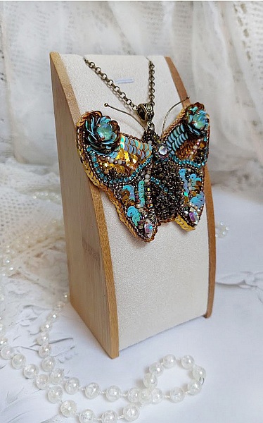 Pendentif papillon brodé de perles, sequins et cristaux Swarovski.