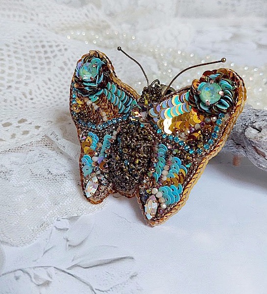 Pendentif papillon brodé de sequins, perles et strass Swarovski.