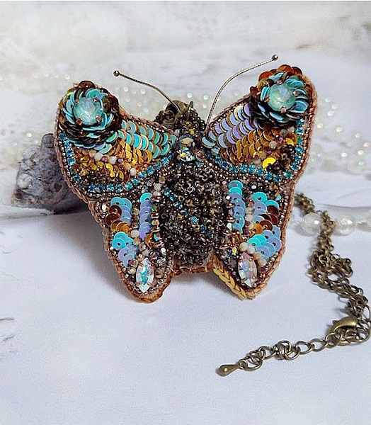 Pendentif papillon brodé de sequins, perles et strass Swarovski.