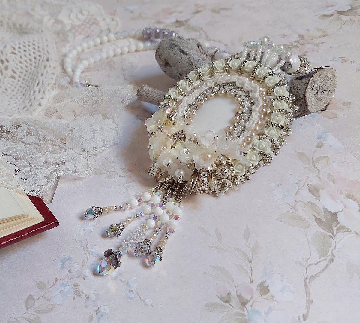 Pendentif Nuages Blancs brod&eacute; avec fleurs en r&eacute;sine, cabochon verre, perles de Jade, dentelle et perles cristal Swarovski