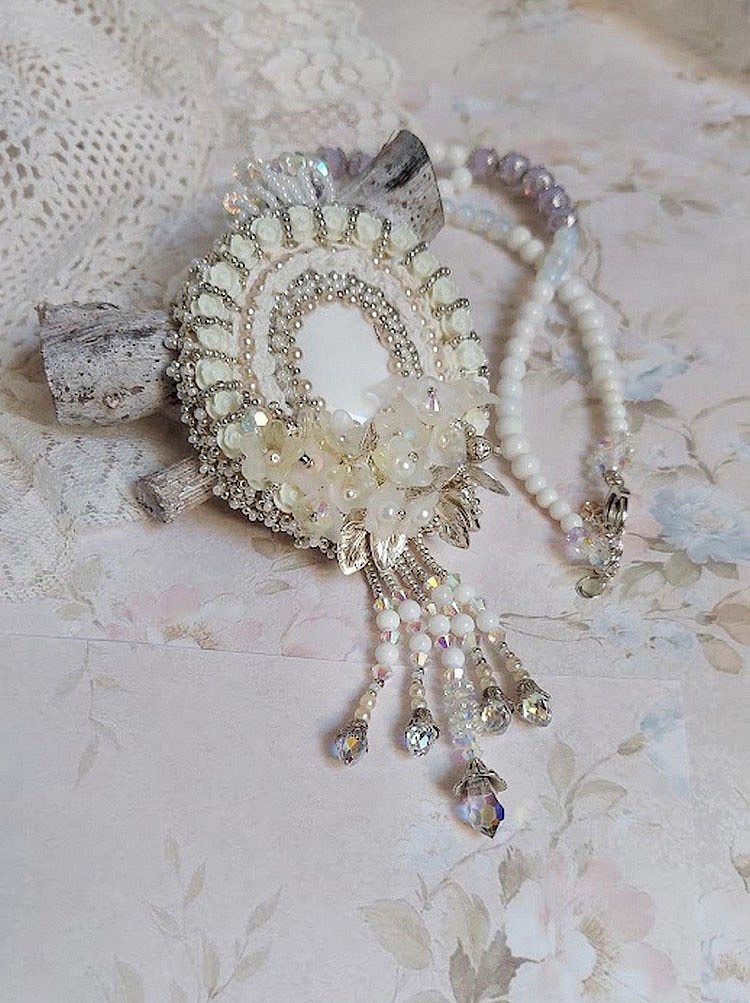 Pendentif Nuages Blancs brod&eacute; avec fleurs en r&eacute;sine, cabochon verre, perles de Jade, dentelle et perles cristal Swarovski