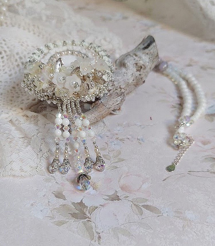 Pendentif Nuages Blancs brod&eacute; avec fleurs en r&eacute;sine, cabochon verre, perles de Jade, dentelle et perles cristal Swarovski