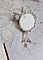 Pendentif Nuages Blancs brod&eacute; avec fleurs en r&eacute;sine, cabochon verre, perles de Jade, dentelle et perles cristal Swarovski
