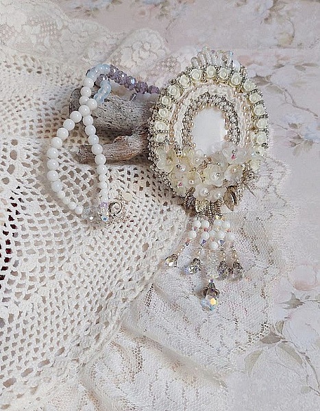 Pendentif Nuages Blancs brod&eacute; avec fleurs en r&eacute;sine, cabochon verre, perles de Jade, dentelle et perles cristal Swarovski
