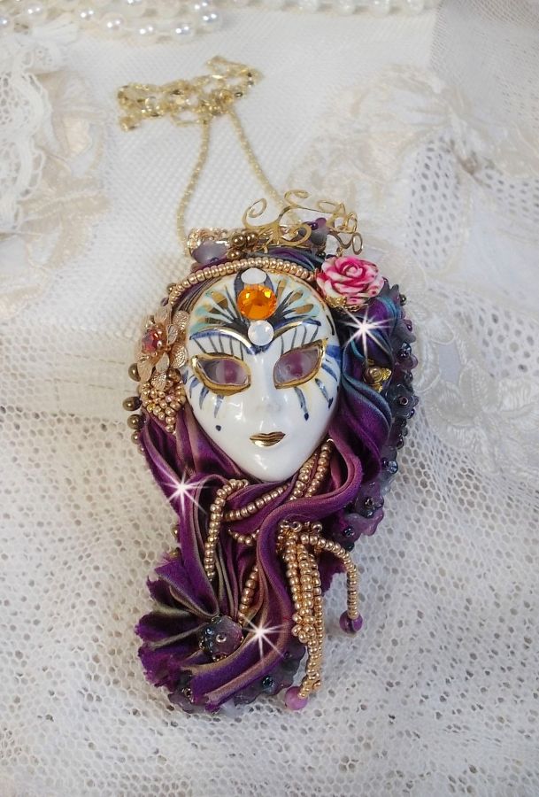 Pendentif La Passionn&eacute;e de Venise brod&eacute; avec un ruban de Soie Shibori, des perles Sugilite semi-pr&eacute;cieuses, des cristaux et diverses perles