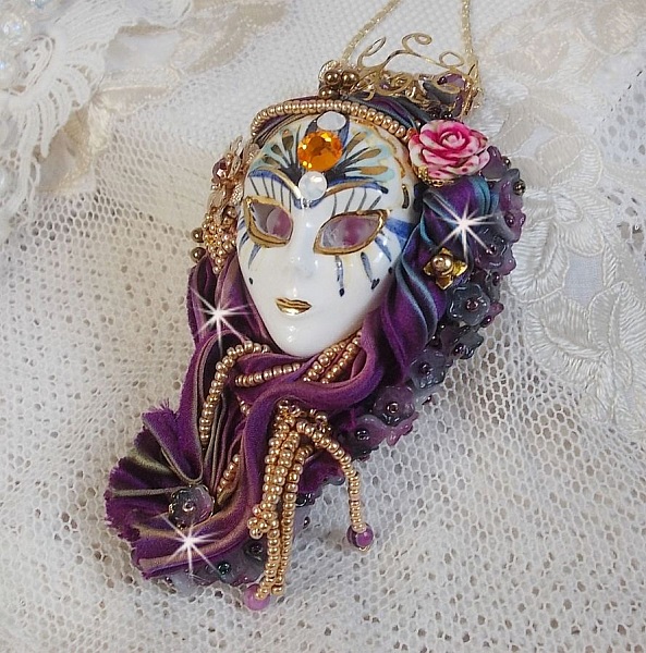 Pendentif La Passionn&eacute;e de Venise brod&eacute; avec un ruban de Soie Shibori, des perles Sugilite semi-pr&eacute;cieuses, des cristaux et diverses perles