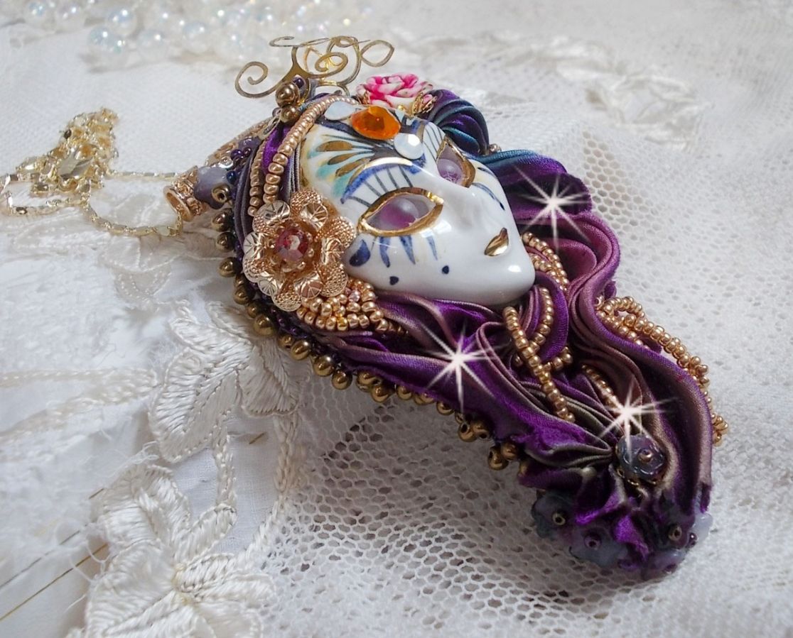 Pendentif La Passionn&eacute;e de Venise brod&eacute; avec un ruban de Soie Shibori, des perles Sugilite semi-pr&eacute;cieuses, des cristaux et diverses perles
